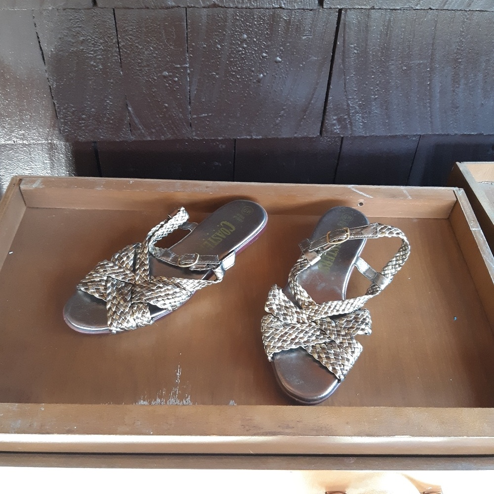 Open-toed sandals with a strap behind the ankle